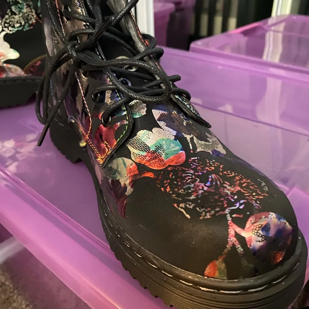 Very stylish boots with cool pattern. Really different. NWT - Picture 2 of 3